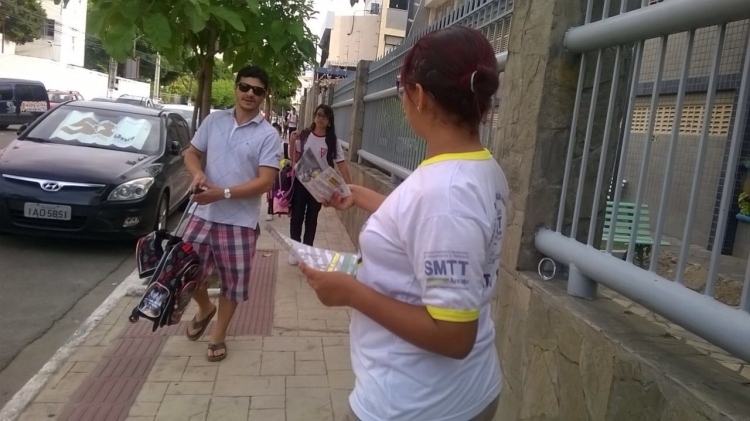 Volta às Aulas: SMTT realiza campanha educativa próximo a escolas de Aracaju - SMTT Aracaju